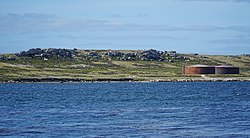 Vista de las instalaciones en la actualidad de Navy Point con el terraplén tenuemente visible.