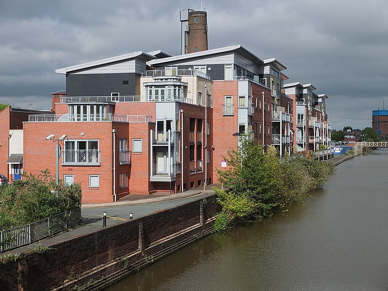 File:Canalside living, Chester - geograph.org.uk - 3486943.jpg