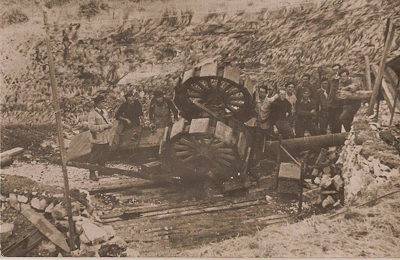 File:Canon de 155L modèle 1877 de la 4° Batterie du 157° RAP en fort mauvaise posture, Fonbonne, 1940.jpg