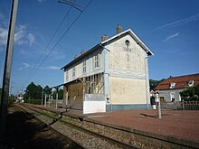 Wnętrze postoju, jednotorowy, nabrzeże i stary budynek pasażerski.