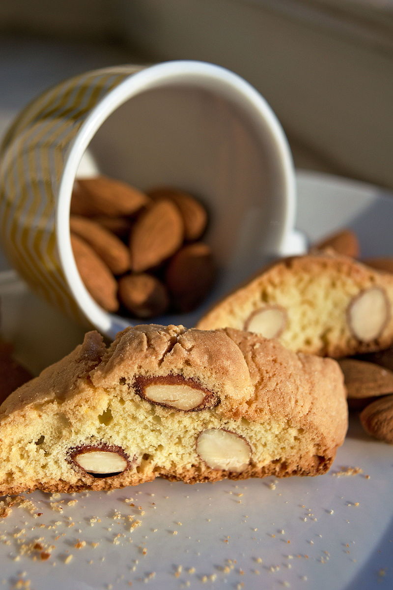 Biscuit Italien De Cantuccini Avec Le Remplissage D'amande D'isolement Sur  Le Fond Blanc Photo stock - Image du sablé, cookie: 70310636