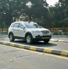 Ochiq kulrang sedan