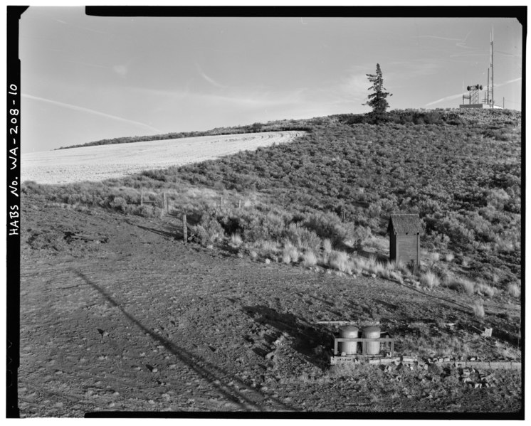 File:Cardinal view looking to east from lookout walkway, showing privy in center right. - Badger Mountain Lookout, .125 mile northwest of Badger Mountain summit, East Wenatchee, HABS WASH,9-EWEN.V,1-10.tif