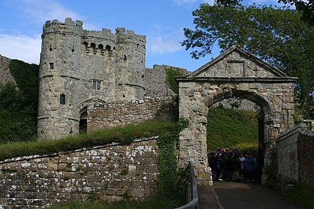 Castle vein. Замок Карисбрук. Замок Карисбрук Англия фото. Ворота замка. Замок Кромвеля.