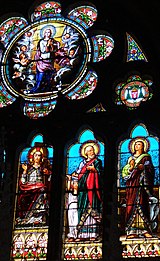 Vitrail du chevet : le Christ avec les évangélistes saint Matthieu et saint Jean et Assomption de Marie