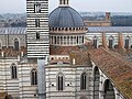 Mélange d'architecture romane (dôme et campanile) et gothique (murs et baies) en marbre blanc et noir, du XIIe au XIVe siècle, de la cathédrale de Sienne.