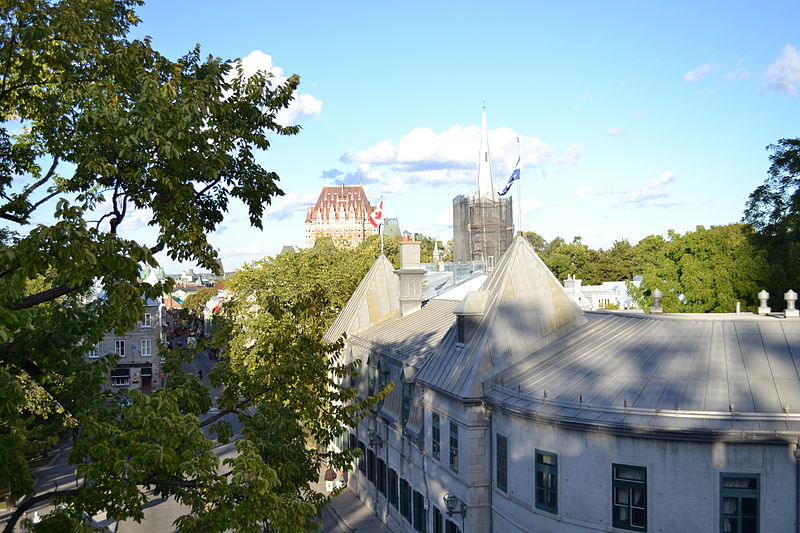 File:Cercles de la Garnison et Chateau Frontenac.JPG