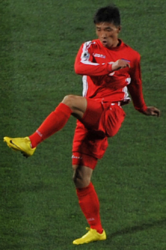 Chi Jun Nam, észak-koreai futballista a FIFA 2010-es vb-n Brasil csapat ellen.  2010. június 15