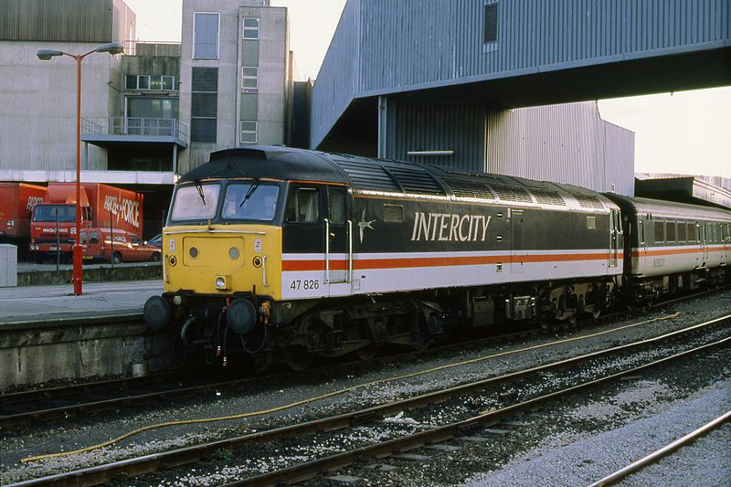 File:Class 47 Brush Type 4 47-826 & mail sorting office, Bristol Temple Meads 27.2.1993 (9922497273).jpg