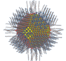 Um modelo atômico 3D gerado por computador de uma nanopartícula esférica com moléculas de cadeia longa ligadas à sua superfície