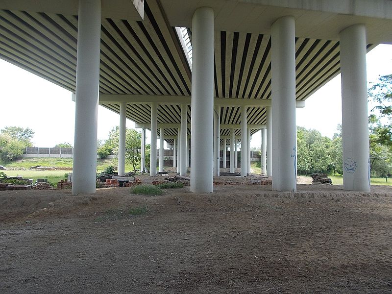 File:Columns and underside of the M0 Motorway, 2017 Dunakeszi.jpg