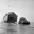 Αρρομάνς, 6 Ιουνίου 1944: Αποβατικό σκάφος εκφορτώνει τανκ "Cromwell" κατάφορτο με στρατιώτες
