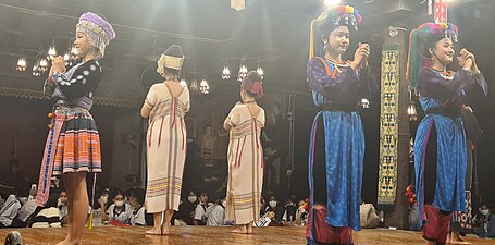 Salutations à la fin du spectacle de danse du Benjarong kantoke