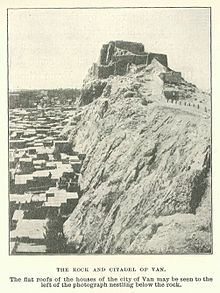 Felsen mit der Burg von Van, 1906. Die flachen Dächer der Häuser schmiegen sich  bis an den Felsen