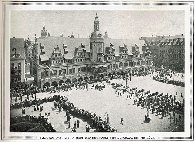 File:Deutsches Turnfest 1913 Festzüge vor dem Alten Rathaus.jpg
