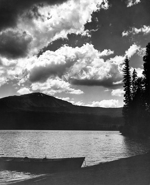 File:Diamond Lake with Mount Bailey in the distance. (3387292747).jpg