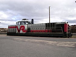Dr16 2805 vanhassa värityksessä Kolarin rautatieasemalla.