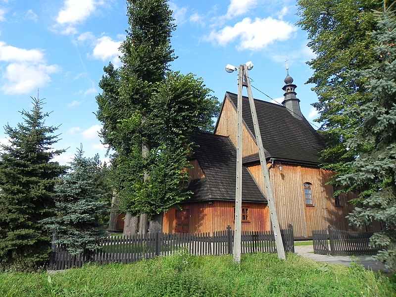 File:Drewniany kościół parafialny Wniebowzięcia NMP Grabie , Małopolska.jpg