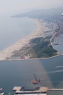 Foto aerea di Sottomarina, con in primo piano la diga di San Felice