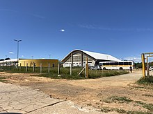 Foto da lateral externa da EC Juscelino Kubitschek de Ceilândia, localizada no Trecho 01, Setor Habitacional Sol Nascente.