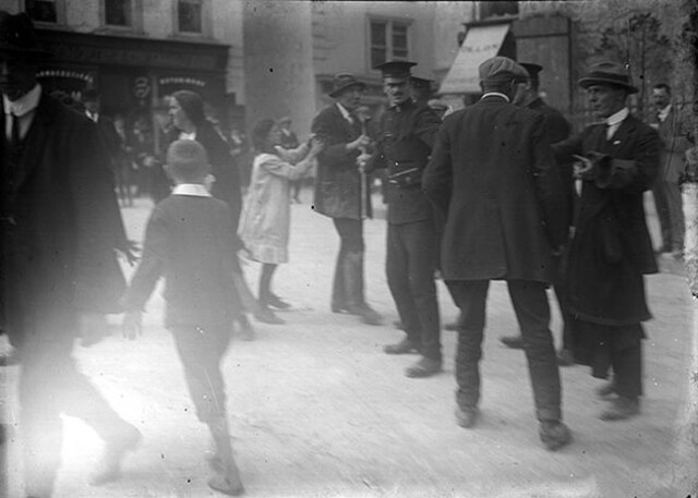Election campaigning on a busy Irish street, 1918