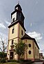 Evangelische Kirche in Dudenhofen, einem Stadtteil von Rodgau (Hessen). Aus östlicher Richtung mit Blick in die Kirchstraße ist sowohl das Hauptportal...
