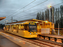 Vespera Tramo ĉe Radcliffe Metrolink-station.jpg