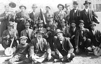 Spillemændskonventionen 1914;  yderst til venstre (stående) Gid Tanner og Fiddlin 'John Carson