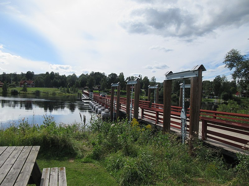 File:Flottbron i Gagnefs kyrkby, Gagnef, 2022h.jpg