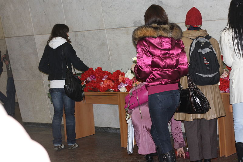 File:Flowers at Lubyanka 3.jpg