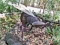 Escultura de una hormiga voladora en el jardín botánico La Concepción, 2023-02-12.