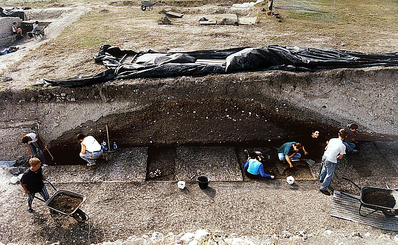 File:Fouilles des remparts de Novioregum en 1998.jpg