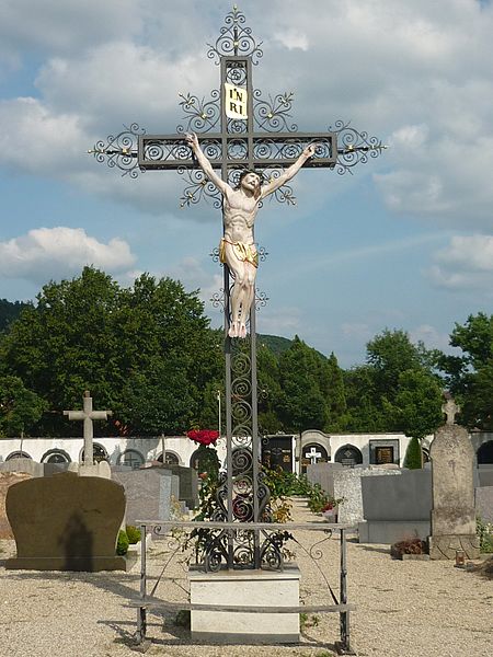 File:Friedhofkreuz Wörth Donau.JPG