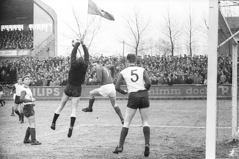 File:Fußballspiel Holstein Kiel gegen FC St. Pauli in der Oberliga Nord, 1-1 (Kiel 76.705).jpg