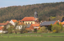 Gesamtansicht mit der St.-Godehard-Kirche in Kämmerzell