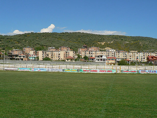 Blick auf eine Wohnsiedlung, im Vordergrund das Fußballstadion (2015)