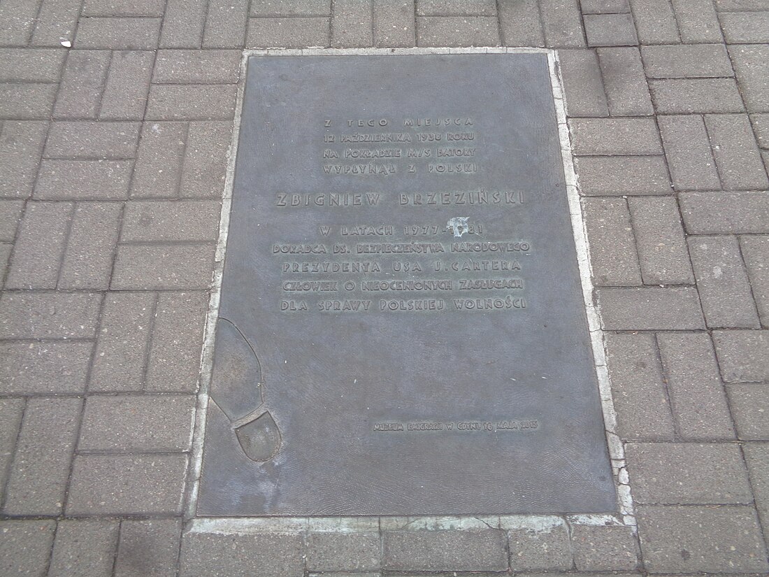 File:Gdynia-plaque to Zbigniew Brzeziński.jpg