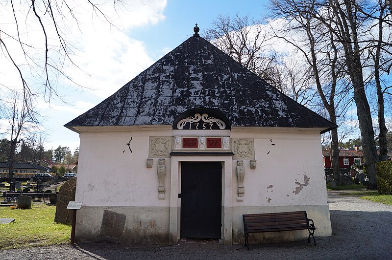 File:Gernerska gravkoret next to Mariakyrkan, Sigtuna 2014 2.JPG