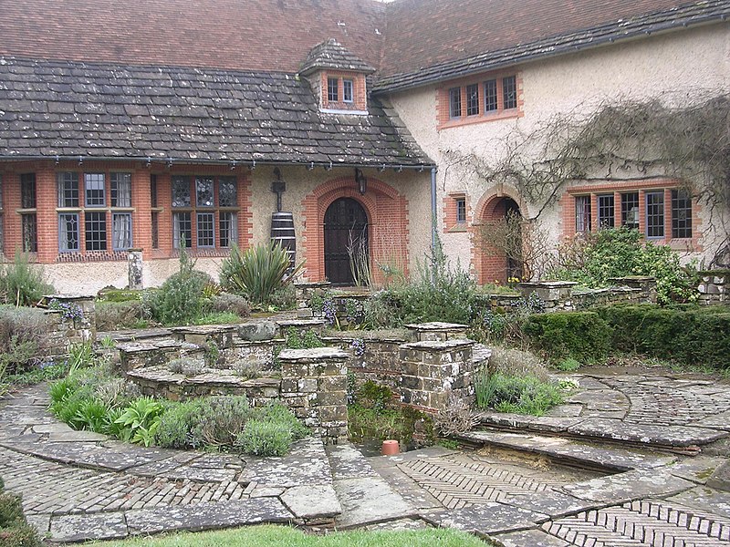 File:Goddards, Abinger Common, Surrey, courtyard-1472355883.jpg