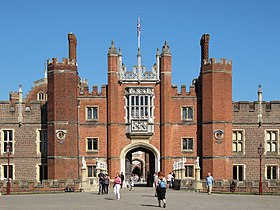 Great Gate, Hampton Court Palace.jpg