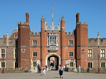 How to get to Hampton Court Palace with public transport- About the place