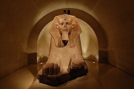 La llamada "Gran Esfinge de Tanis"[6]​ del Departamento de antigüedades egipcias del museo del Louvre. Lleva los nombres de Amenemhat II (Dinastía XII), Merneptah (Dinastía XIX) y Shoshenq I (Dinastía XXII).