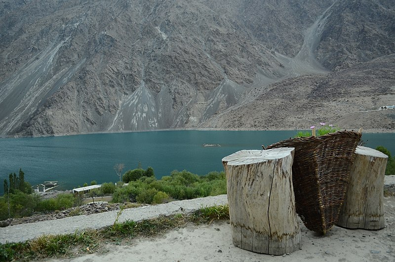 File:Green Sadpara Lake.jpg