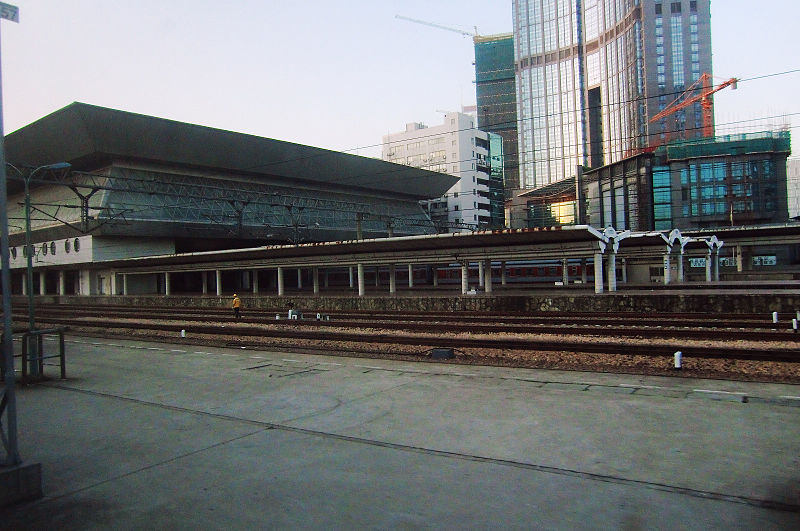 File:Guangzhou East Railway Station platforms.jpg