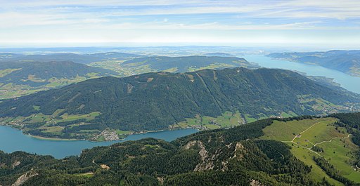 Mondsee und Attersee (UNESCO-Welterbe Prähistorische Pfahlbauten um die Alpen). Blick vom Höhenzug „Hochplett“