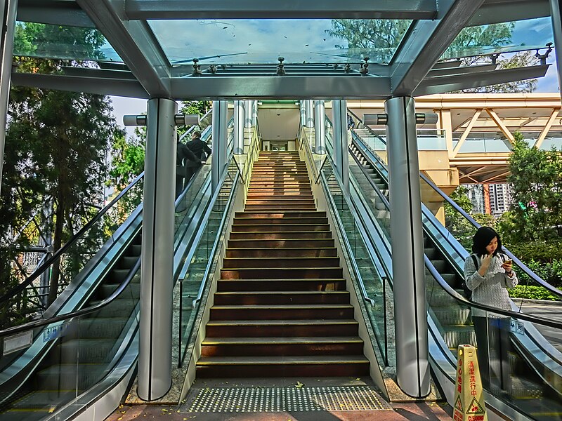 File:HK Causeway Road escalators Footbridge Victoria Park Nov-2013 Causeway Bay.JPG