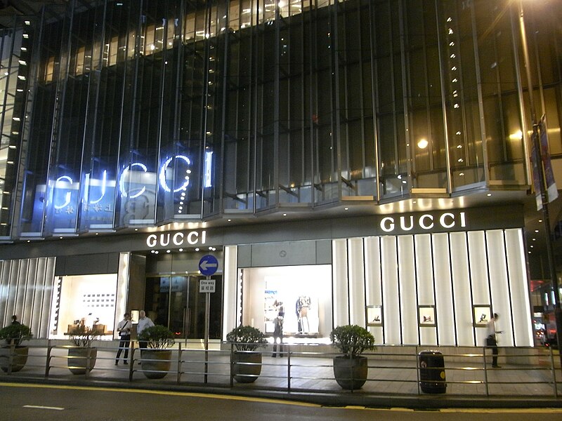 File:HK Central night 皇后大道中 Queen's Road Landmark shop GUCCI Sept-2010.JPG