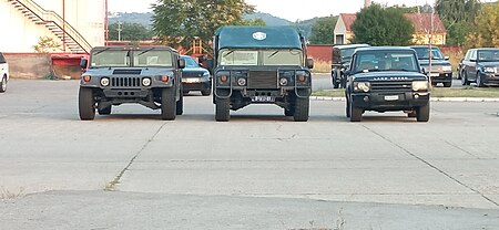 ไฟล์:HMMWV and Land Rover.jpg