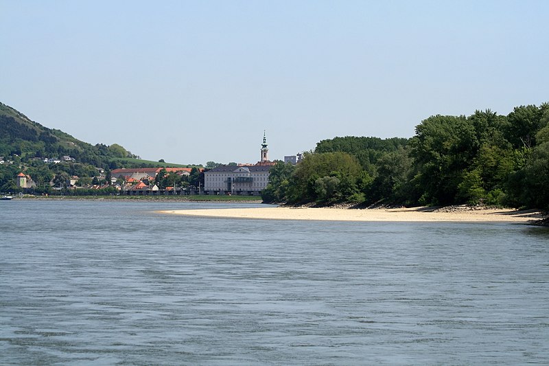 File:Hainburg an der Donau 2011 a.jpg