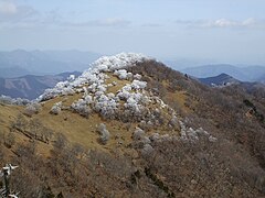 山頂から東北東に桧塚を望む